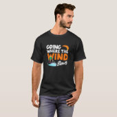 Wohin der Wind bläst Funny Kiteboarding Kite T-Shirt (Vorne ganz)