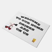 *WOHLGETRÄNKE SIND AUF US* FUNNY DOORMAT FUßMATTE (Schrägansicht)