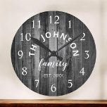 Wohn- und Familienname Rustikaler Bauernhof Runde Wanduhr<br><div class="desc">Die Wanduhr aus grauem (grauem) Holz ist perfekt für Ihre Landküche. Personalisieren Sie sich mit Ihrem Familiennamen und etablierten Jahr für einen einzigartigen und personalisierten Geburtstag oder Weihnachtsgeschenk.</div>
