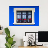 Wohngebäude mit Blume in Fenstern Poster (Heimbüro)