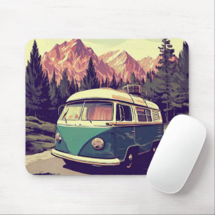 Wohnwagenfahren im Wald im Vintage-Stil Mousepad