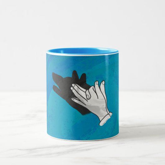 Wolf auf Blau Zweifarbige Tasse (Mittel)