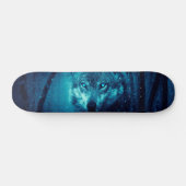 Wolf Gesicht im dunklen Fantasy-Wald Skateboard (Horizontal)