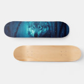 Wolf Gesicht im dunklen Fantasy-Wald Skateboard (Horizontal)