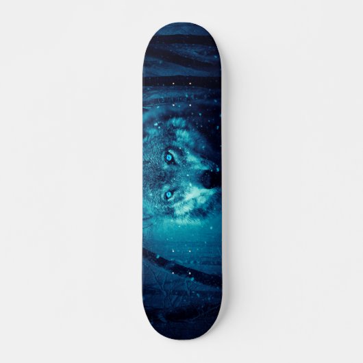 Wolf Gesicht im dunklen Fantasy-Wald Skateboard (Vorne)