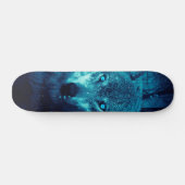 Wolf Gesicht im dunklen Fantasy-Wald Skateboard (Horizontal)