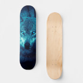 Wolf Gesicht im dunklen Fantasy-Wald Skateboard (Vorderseite)