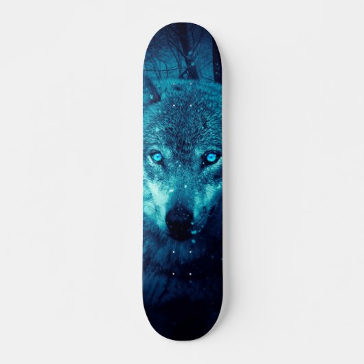Wolf Gesicht im dunklen Fantasy-Wald Skateboard (Vorne)