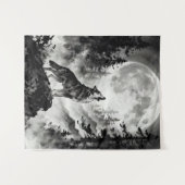 Wolf heult am Mond Teppich | Dunkler Wald Wandteppich (Vorderseite (Horizontal))