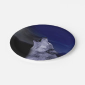 Wolf heult auf dem Mond im Meer Pappteller (Schrägansicht)