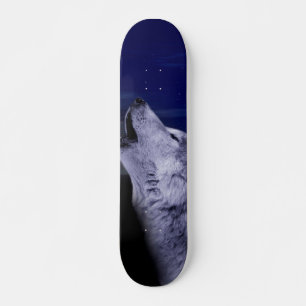Wolf heult auf dem Mond im Meer Skateboard
