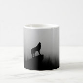 Wolf heult auf dem Mond Kaffeetasse (Mittel)