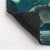 Wolf heult unter den Nordlichtern Mousepad (Ecke)