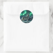 Wolf heult unter den Nordlichtern Runder Aufkleber (Tasche)