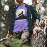 Wolf Howling auf dem Mond Illustration Personalisi<br><div class="desc">Zeigen Sie mit diesem personalisierten Grafikabschlag Ihre wilde Seite ab. Es zeigt eine Silhouette, wie ein Wolf in Schwarz heult auf einem blassgelben Mond, was ihn perfekt für alle macht, die Wölfe und Tiere Lieben. Dieser T - Shirt ist bereit, mit Ihrer eigenen Nachricht unter der Grafik personalisiert zu sein....</div>