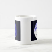 Wolf Howling auf dem Mond Kaffeetasse (Mittel)