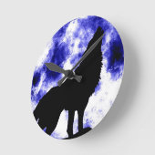 Wolf Howling auf dem Mond Runde Wanduhr (Winkel)