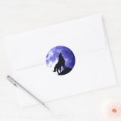 Wolf Howling bei Moon Blue Night Fullmoon Runder Aufkleber (Umschlag)
