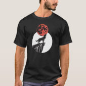 Wolf Howling bei Red Moon T-Shirt (Vorderseite)