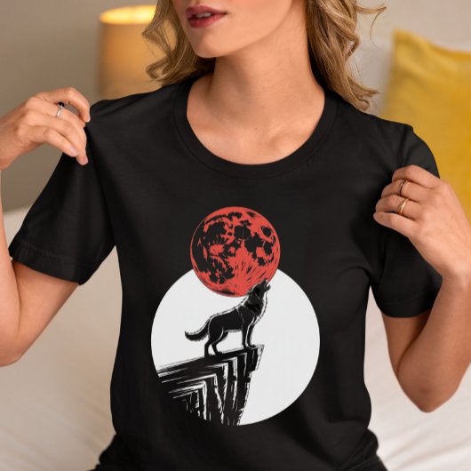 Wolf Howling bei Red Moon T-Shirt