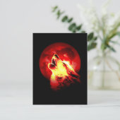 Wolf Howling in der roten Nacht Postkarte (Stehend Vorderseite)