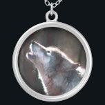 Wolf Howling Lone Wolf Versilberte Kette<br><div class="desc">Wolf heulend,  wenn du Wölfe Liebe oder ein einsamer Wolf bist,  ist das für dich. Nimm diese wilde Wolf-Zuhause mit und lebe auf der wilden Seite.</div>