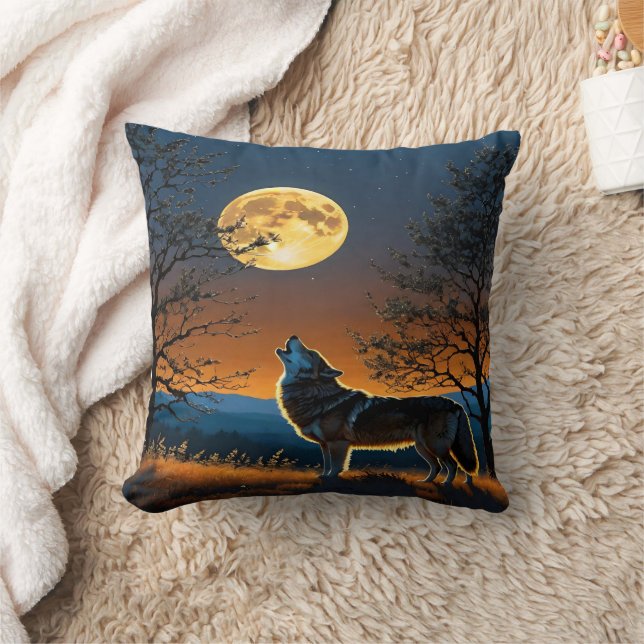 Wolf Howling unter Vollmond in der Abenddämmerung Kissen (Decke)