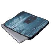 Wolf im Dunkelwald. Laptopschutzhülle (Vorne Knopf)