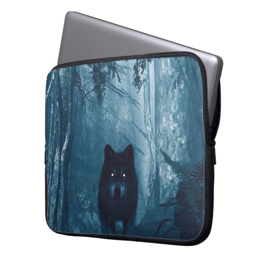 Wolf im Dunkelwald. Laptopschutzhülle (Vorderseite Links)