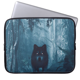 Wolf im Dunkelwald. Laptopschutzhülle