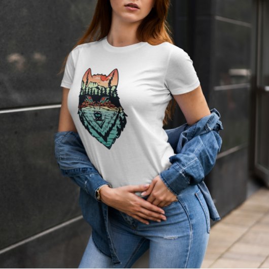 Wolf im Hintergrund des Waldes T-Shirt