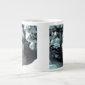 Wolf im Schnee Jumbo-Tasse (Vorderseite)