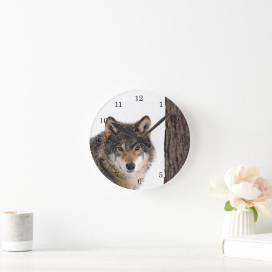 Wolf im Winterschnee Runde Wanduhr (Zuhause)