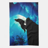 Wolf in der Silhouette heult auf Vollmond Geschirrtuch (Vertikal)