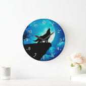 Wolf in der Silhouette heult auf Vollmond Große Wanduhr (Zuhause)