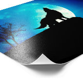 Wolf in der Silhouette heult zum Vollmond Fotodruck (Ecke)