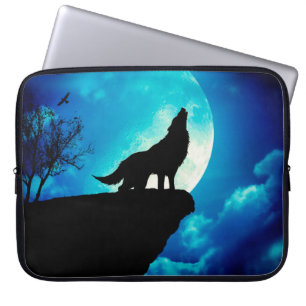 Wolf in der Silhouette heult zum Vollmond Laptopschutzhülle