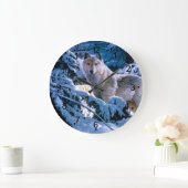 Wolf in der Winterwaldmalerei Große Wanduhr (Zuhause)