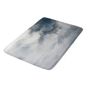 Wolf in mistigen Bergen in Schwarz, Grau und Weiß. Badematte (Schrägansicht)