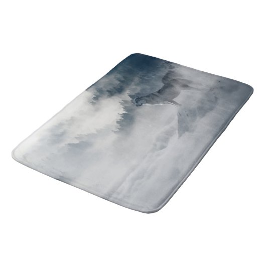 Wolf in mistigen Bergen in Schwarz, Grau und Weiß. Badematte (Schrägansicht)