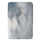 Wolf in mistigen Bergen in Schwarz, Grau und Weiß. Badematte (Vorderseite Vertikal)