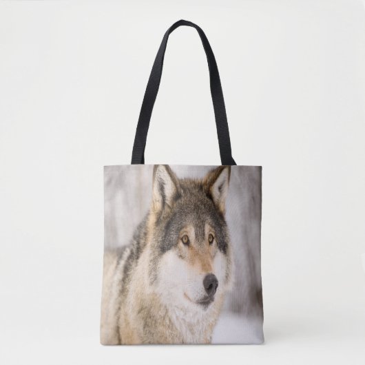 Wolf lächelt im Schnee und im Winterwald Tasche (Vorderseite)