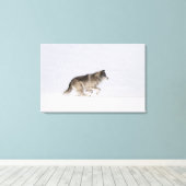 Wolf läuft im Schnee 2 Leinwanddruck (Insitu (Holzboden))