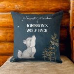 Wolf Pack neues Mitglied personalisierter Name Bab Kissen<br><div class="desc">Wolf packt neues Mitglied personalisierter Name Baby-Kissen,  ein niedliches Howling Wolf cub Sterne Nacht dunklen Hintergrund,  neue Babygeschenke Babydusche Geschenke</div>