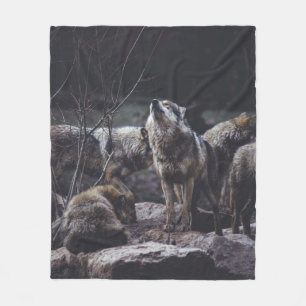 WOLF PACK ON ROCK FORMATION FLEECEDECKE