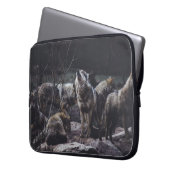 WOLF PACK ON ROCK FORMATION LAPTOPSCHUTZHÜLLE (Vorderseite Links)