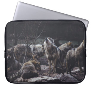 WOLF PACK ON ROCK FORMATION LAPTOPSCHUTZHÜLLE