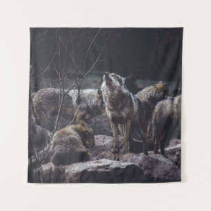 WOLF PACK ON ROCK FORMATION WANDTEPPICH