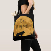 Wolf vor hellem Mond silhouettiert Tasche (Von Nahem)