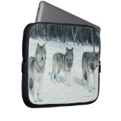 Wölfe am Rande des schneebedeckten Waldes Laptopschutzhülle (Vorne Rechts)
